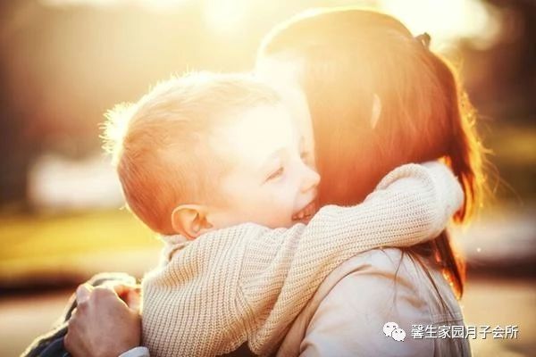 为什么小孩在家不听话在外面老实,小孩在外人很听话父母在家调皮