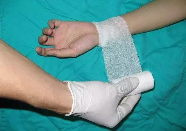 足球场上受伤瞬间恢复的集锦,足球球员受伤瞬间胆小勿看