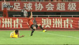 足球场上受伤瞬间恢复的集锦,足球球员受伤瞬间胆小勿看