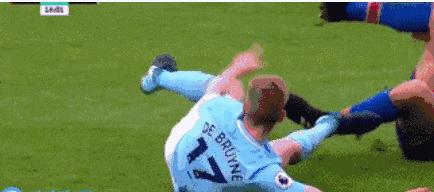 足球场上受伤瞬间恢复的集锦,足球球员受伤瞬间胆小勿看