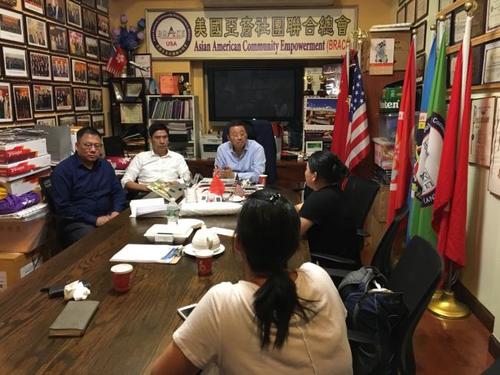 美国华裔高中生带刀上学被停课家长：治安差求自保