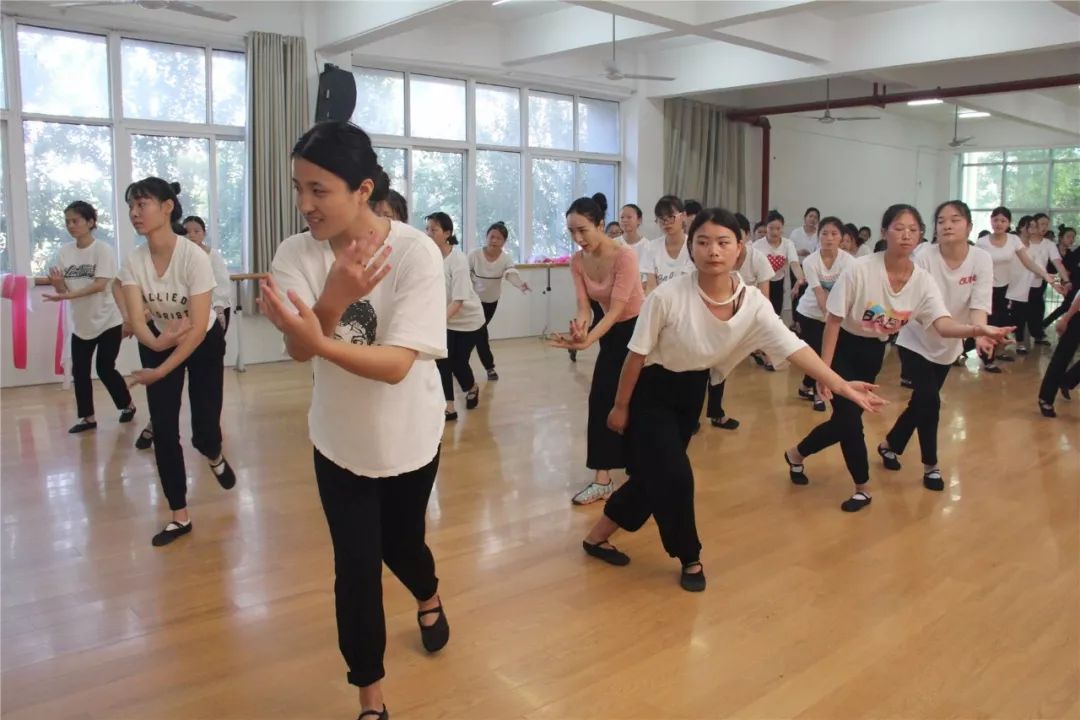 幼儿教师工作情况概述,幼儿园教师成长的困境和策略