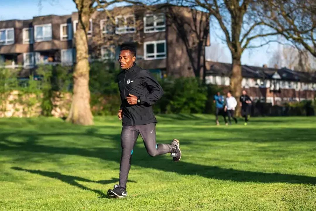 体育跑步的正确姿势动作,跑步起步正确姿势小学生