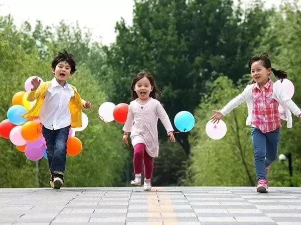 儿童眼睛快要近视怎么控制,延缓孩子近视度数进展的几种方法