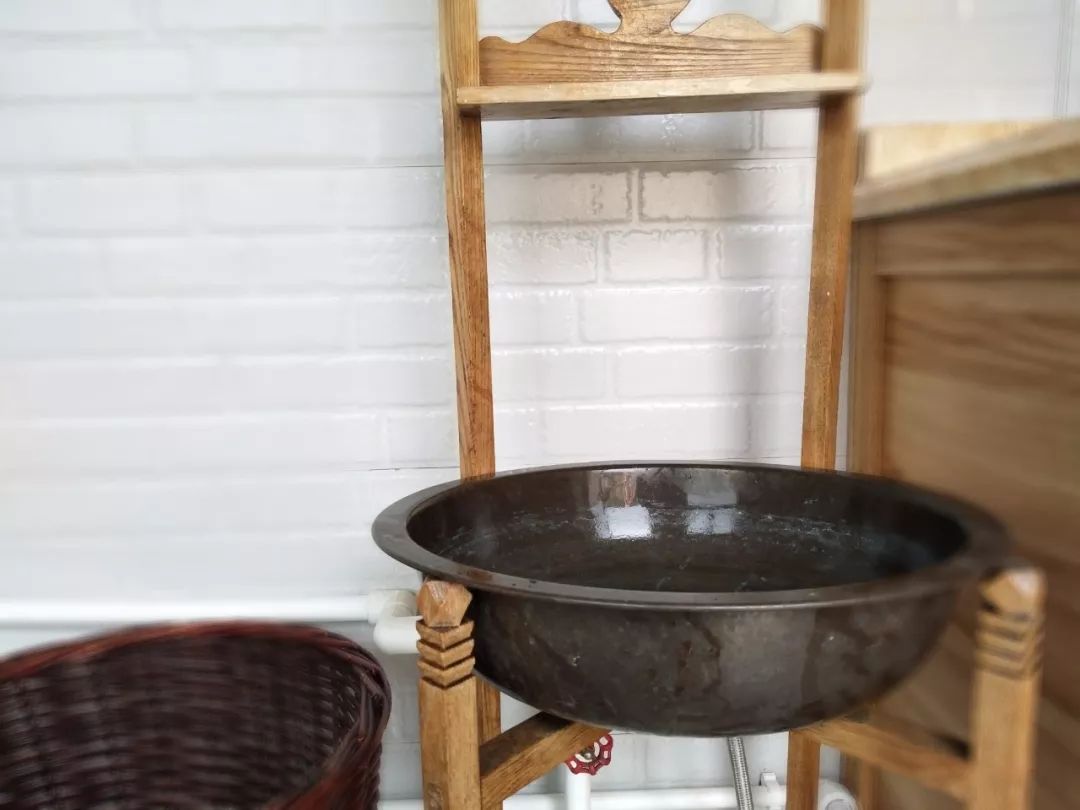 家里摆放凌乱废旧物品,家里的这些旧物别急着扔