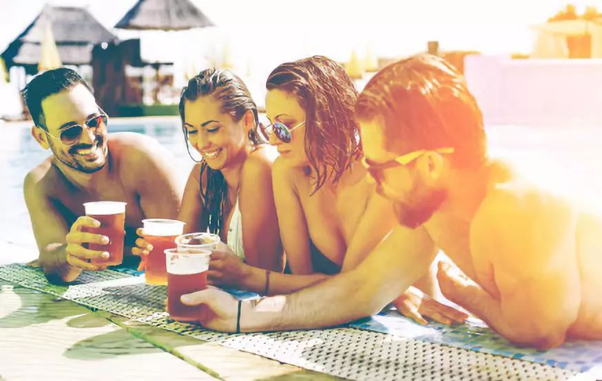 泳池水上团建,适合团建的温泉泳池