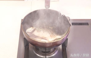 萝卜红烧鲳鱼,红烧鲳鱼怎么做好吃又简单不油腻