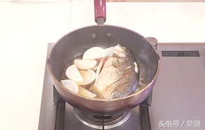 萝卜红烧鲳鱼,红烧鲳鱼怎么做好吃又简单不油腻