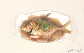 萝卜红烧鲳鱼,红烧鲳鱼怎么做好吃又简单不油腻