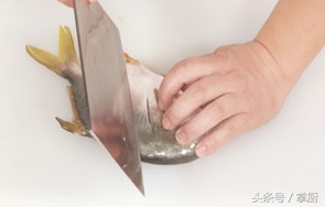 萝卜红烧鲳鱼,红烧鲳鱼怎么做好吃又简单不油腻