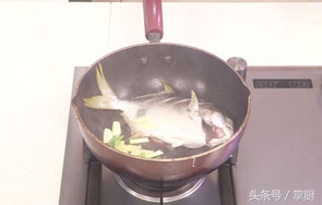 萝卜红烧鲳鱼,红烧鲳鱼怎么做好吃又简单不油腻