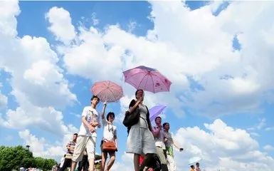 共撑一把伞不一定是情侣哦，也可能是拼伞挡烈日……山西多家高校出现拼伞群