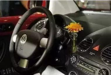 汽车电瓶快没电的前兆,汽车电瓶没电打不着火