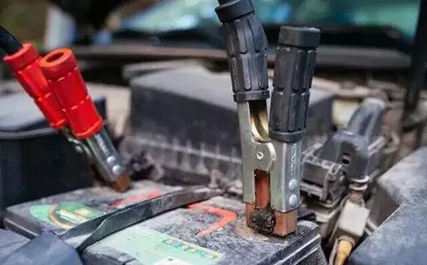 汽车电瓶快没电的前兆,汽车电瓶没电打不着火