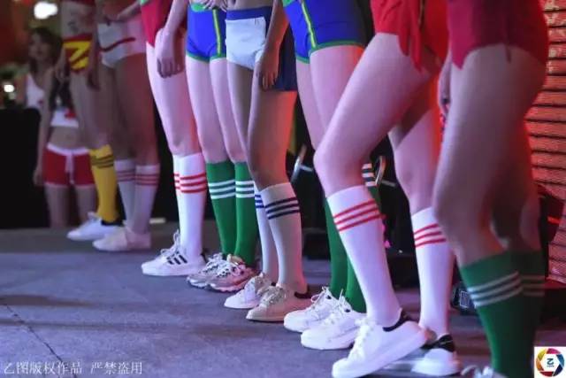 胸模化身足球宝贝,T台走秀鞋子掉了，穿袜子走完全场