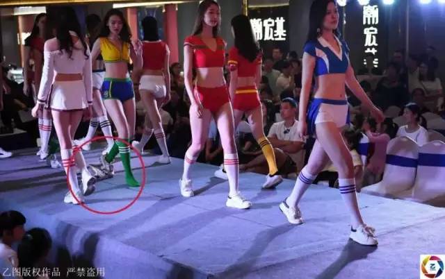 胸模化身足球宝贝,T台走秀鞋子掉了，穿袜子走完全场