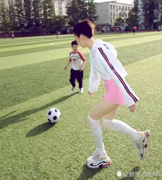 黄圣依穿露脐装大秀舞姿,黄圣依露脐背心