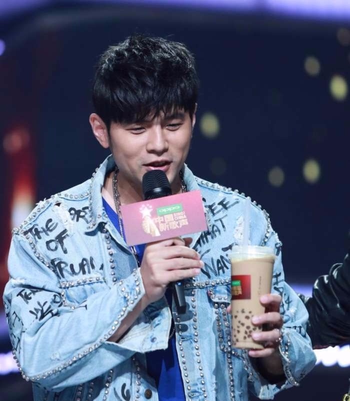 谢霆锋用奶茶套路周杰伦的反应,周杰伦谢霆锋互侃视频