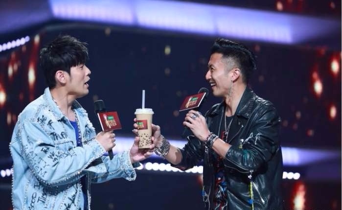 谢霆锋用奶茶套路周杰伦的反应,周杰伦谢霆锋互侃视频