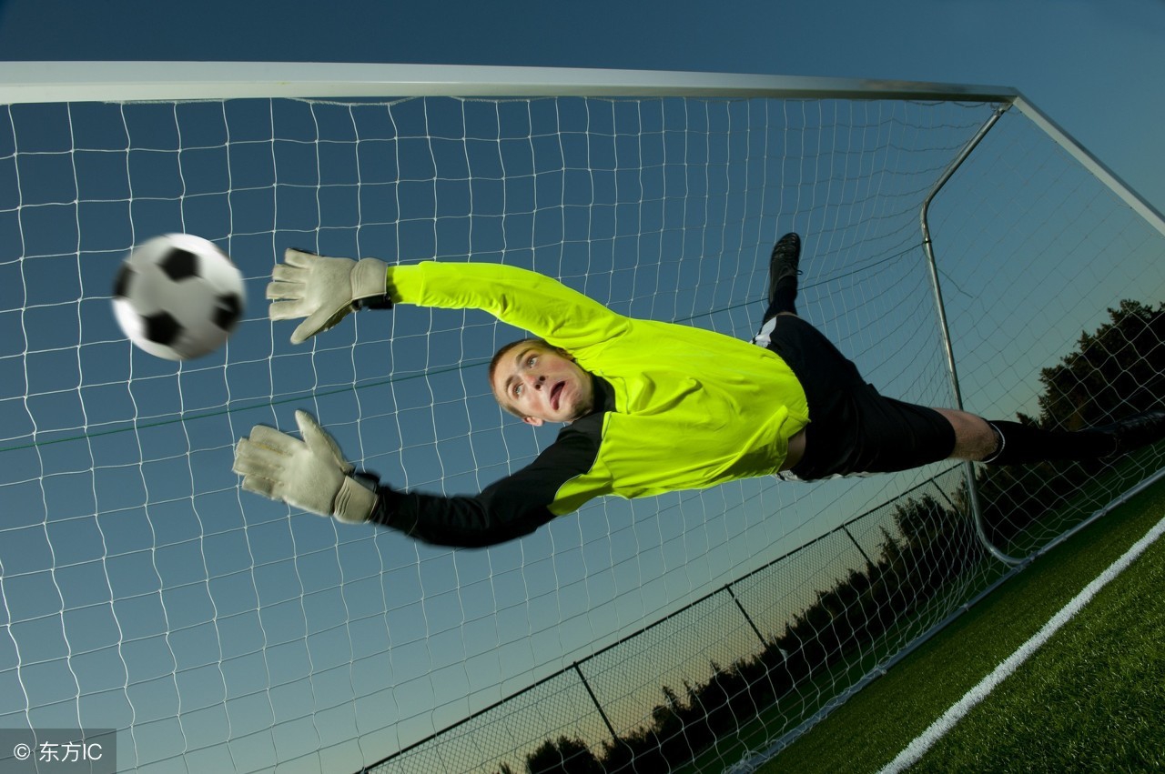 足球比赛为啥不把球门扩大,足球应该把球往哪个球门踢