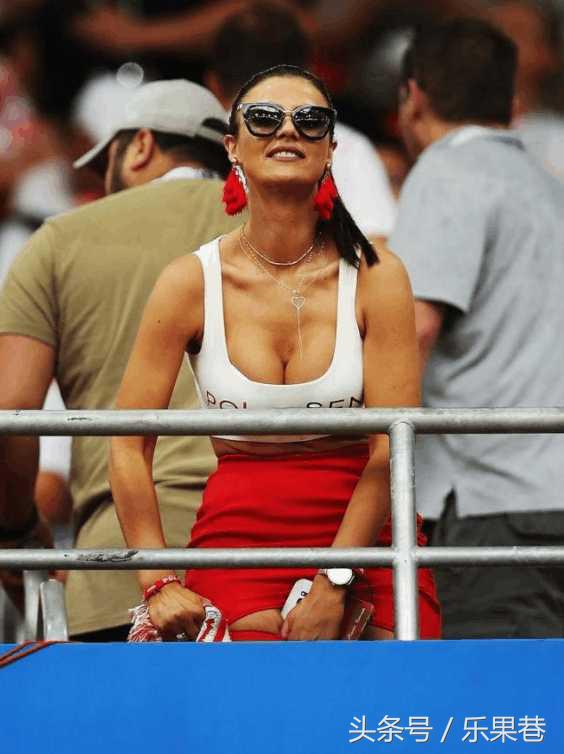 世界杯新乳神来袭!两球制胜没猜对,波兰女迷这奶有毒!