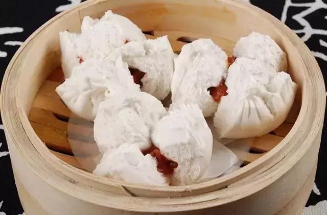 天津传统煎饼果子 (煎饼果子是天津人的小吃)