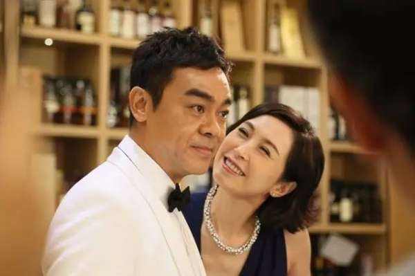 刘青云秀恩爱完整视频,刘青云有多宠老婆机场撒狗粮