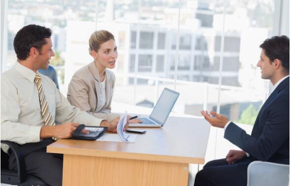 女面试官：现在亲我的嘴，你能做到么？男子一个动作当场录取