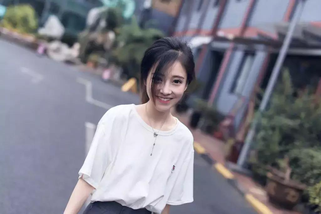 冯提莫直播戴眼镜,冯提莫直播是背景墙吗