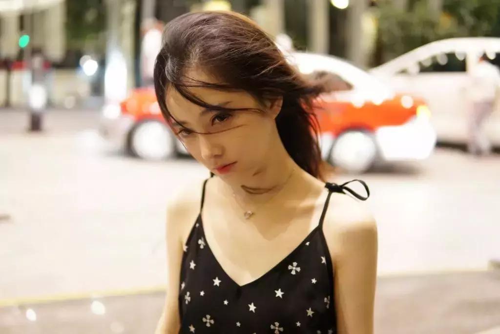 冯提莫直播戴眼镜,冯提莫直播是背景墙吗