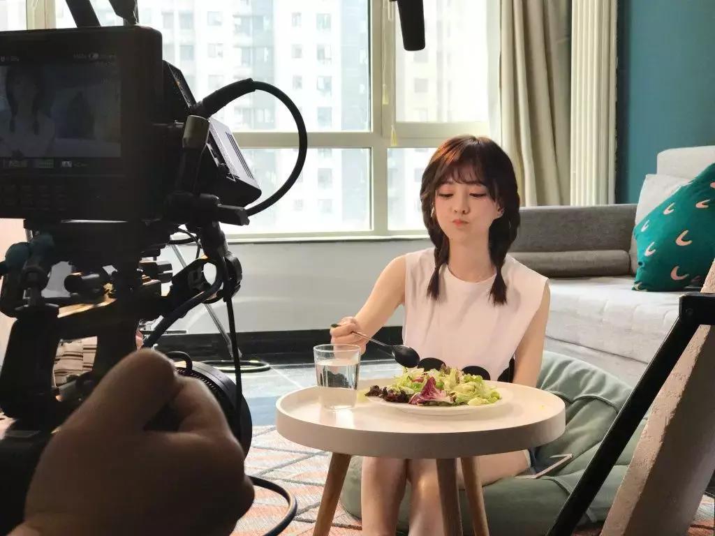 冯提莫直播戴眼镜,冯提莫直播是背景墙吗