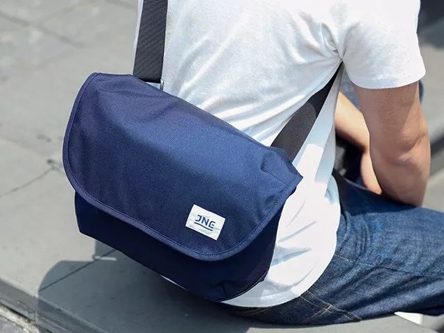 旅行包推荐平日可以当斜挎包,出门旅行必备的大容量斜挎包包