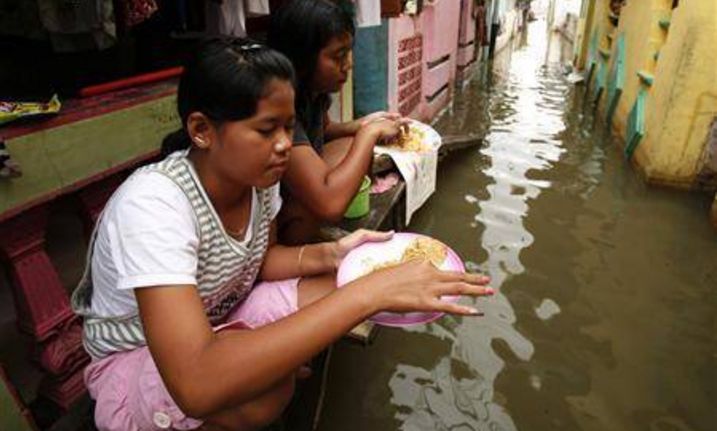 印尼贫民窟成旅游景点,少女像猪狗一样被推销给游客!