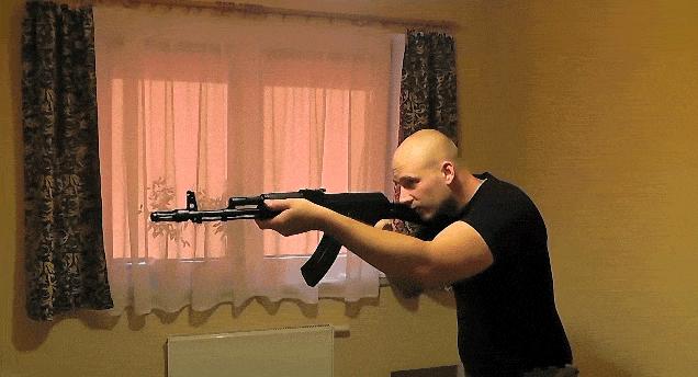 游戏里打完主*器武***弹子**切换副*器武**，战场上能不能这么干？