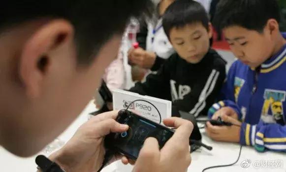 马化腾不挣小学生钱！腾讯：日充钱超500，联系家长