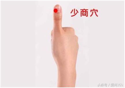 扁桃体炎发烧可以在哪个穴位放血,喉咙痛扁桃体发炎按哪个穴位