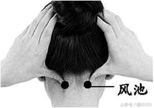 扁桃体炎发烧可以在哪个穴位放血,喉咙痛扁桃体发炎按哪个穴位