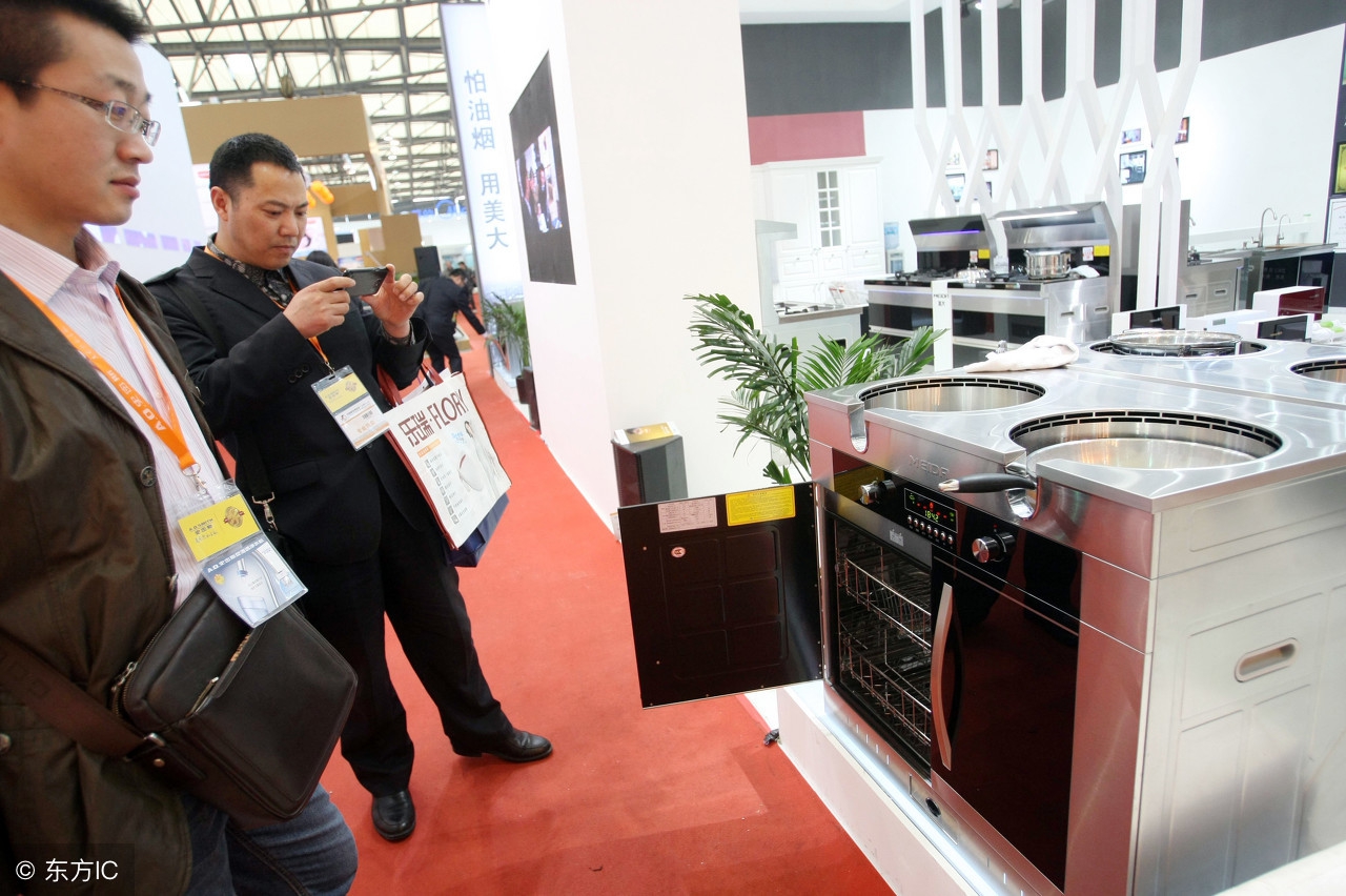 集成灶和传统油烟机哪个性价比高,集成灶和传统灶哪个好