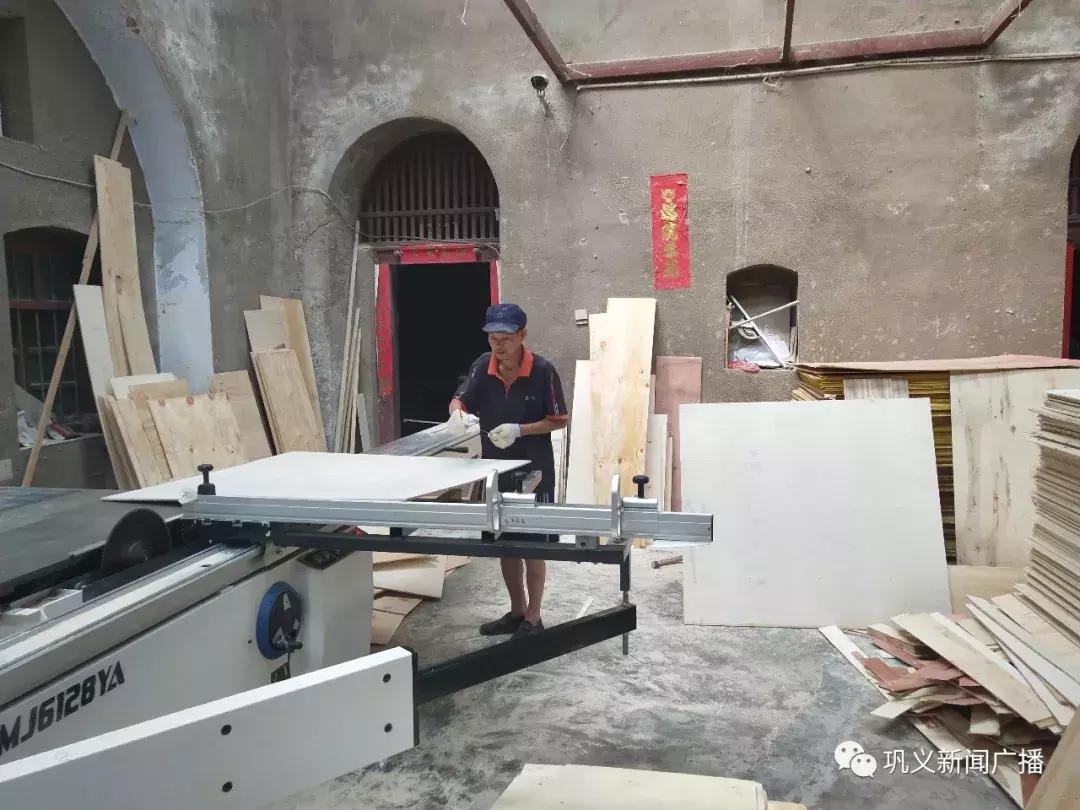 贫困夫妻自主创业小小木箱带来大收益