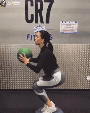 她用蜜桃臀彻底征服C罗，这个亿万少女的情敌竟是个灰姑娘？！