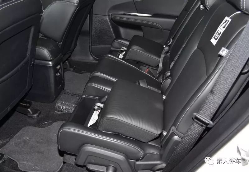 酷威中排可变2座,道奇酷威第三排座椅空间