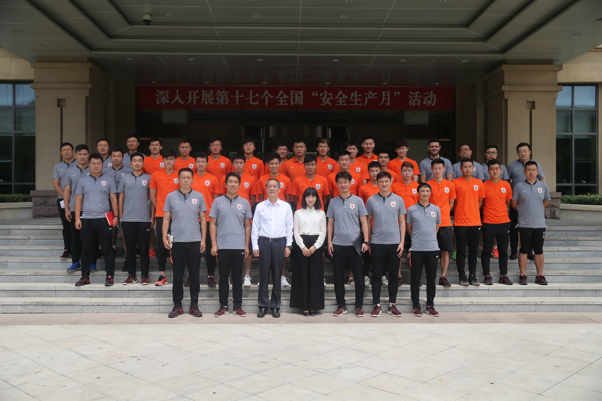 世界杯激战正酣之际,鲁能李霄鹏赛前视频