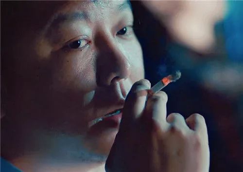 是不是全世界的男人,都用抽烟来纾解郁闷?