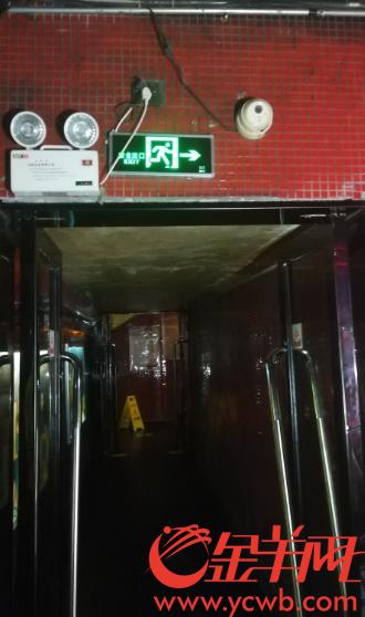 电线织成“蜘蛛网”、疏散门“隐身”墙体，在这些场所看世界杯安全吗？