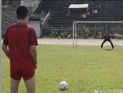 斗鱼大司马球场化身皮纳尔多，网友：同款20块球鞋你怎么说？