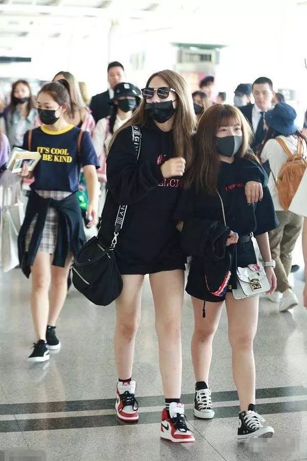 被101小姐姐的颜值折服，可看腿你就吃鲸了！