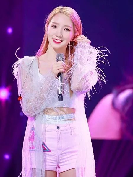 被101小姐姐的颜值折服，可看腿你就吃鲸了！