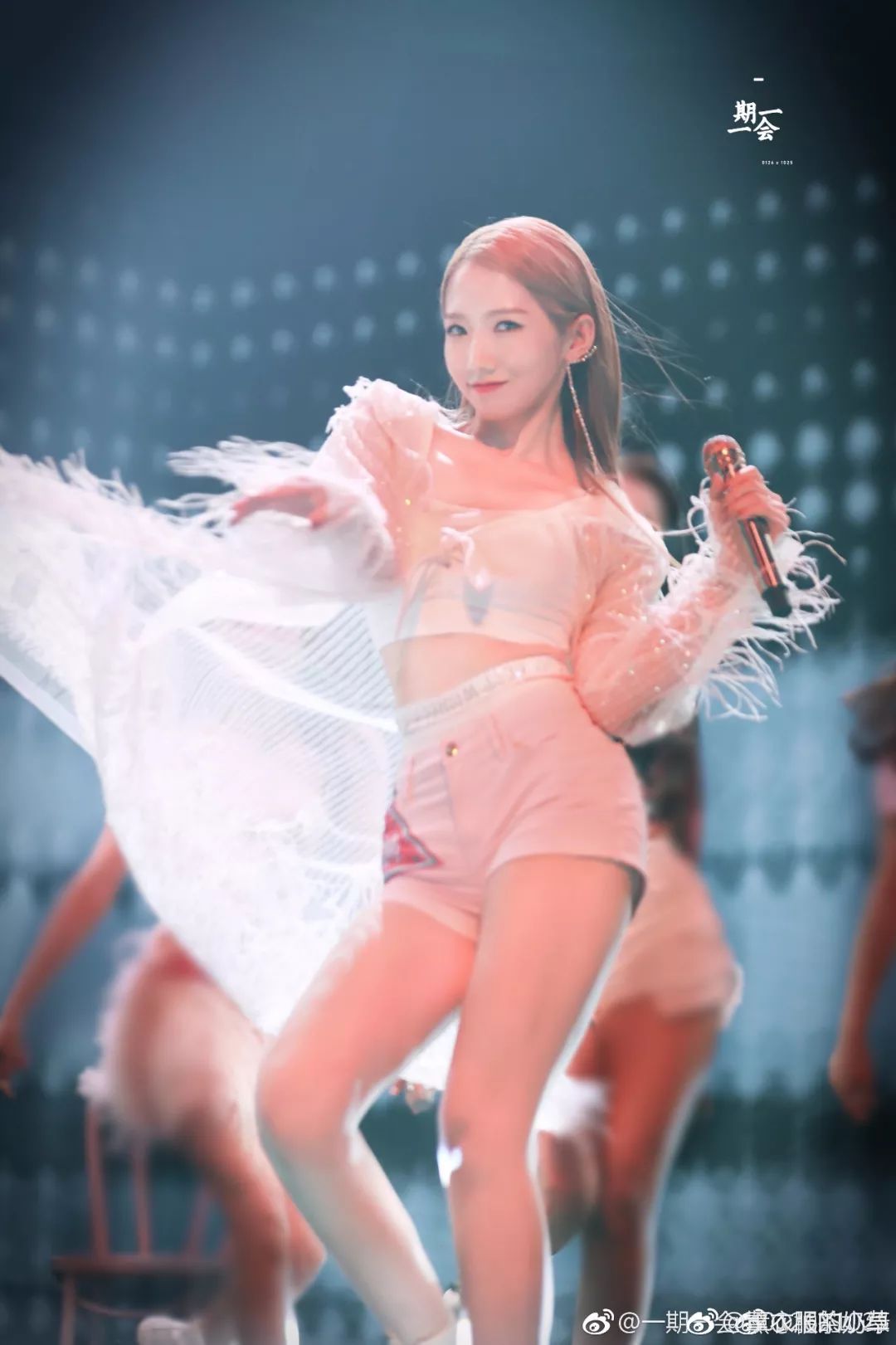 被101小姐姐的颜值折服，可看腿你就吃鲸了！