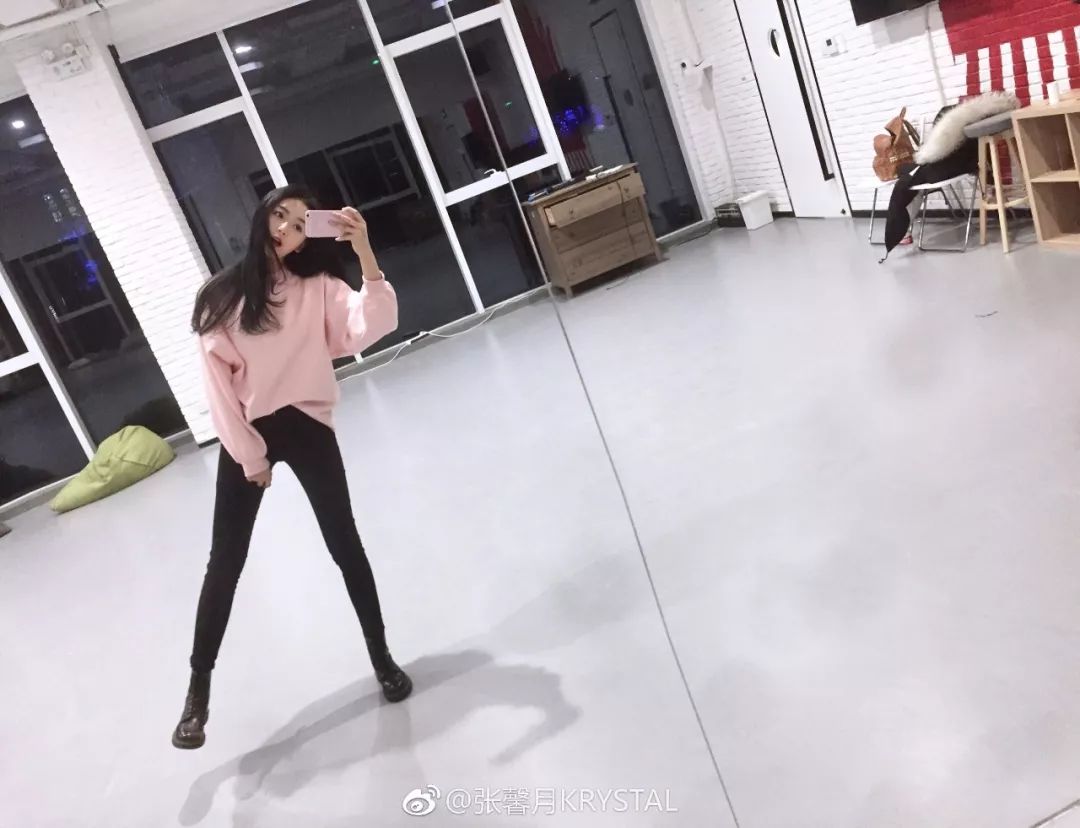 被101小姐姐的颜值折服，可看腿你就吃鲸了！