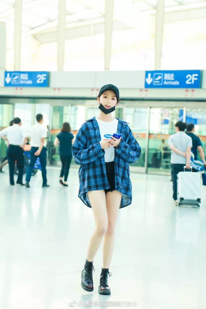 被101小姐姐的颜值折服，可看腿你就吃鲸了！